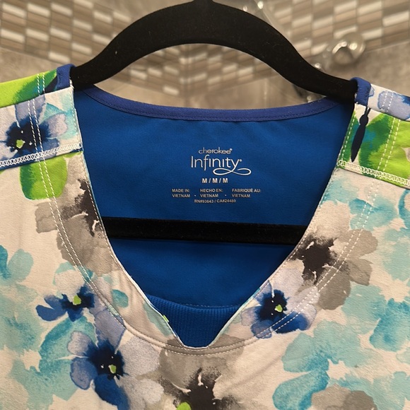 Cherokee infinity nursing scrub top. Medium - Picture 2 of 4
